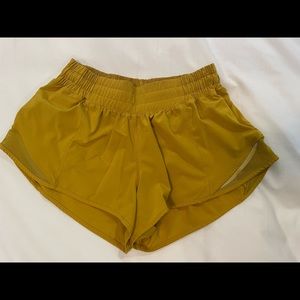 Lulu Lemon Hotty Hot Low-Rise Lined Short 2.5"
